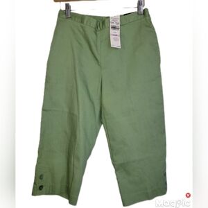 Alfred Dunner Sage Green Pull-On Cropped Cotton Blend Capris 6P Button Accents
